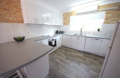 South West Rocks Apartment | Beachside Escape: Family-Friendly Hotel with Pool & Amenities