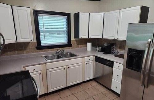 Tallahassee House | Retro Retreat Near Doak Campbell & FSU with Family Amenities