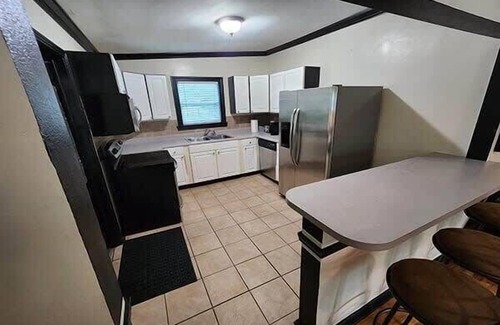 Tallahassee House | Retro Retreat Near Doak Campbell & FSU with Family Amenities
