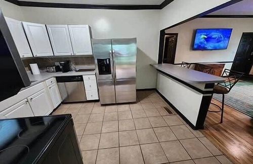 Tallahassee House | Retro Retreat Near Doak Campbell & FSU with Family Amenities