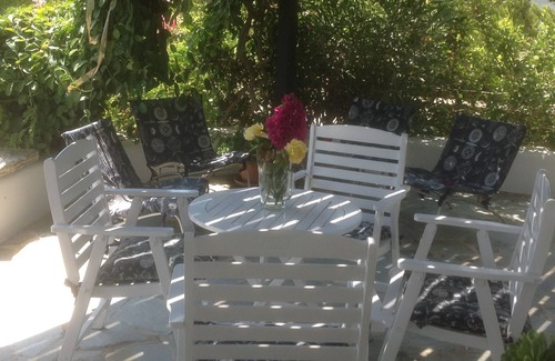 Kastraki Villa | Relaxing Retreat Near Alyko Beach with Beautiful Gardens