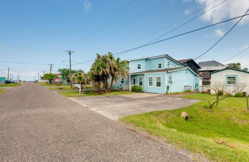 Fulton House | Charming Rockport Townhome - Steps from Aransas Bay!