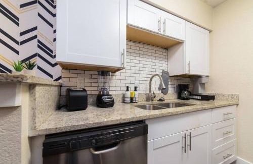 Arlington Apartment | Walk to ATT-Free Parking-Min to attractions-Modern