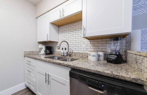Arlington Apartment | Walk to ATT-Glblife-Free Parking-Min to attraction