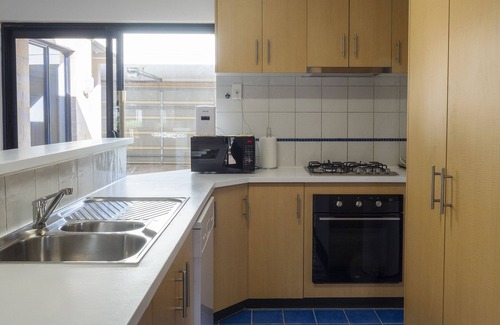 Wannanup House | Unwind Near Avalon Bay with Oceanfront Amenities