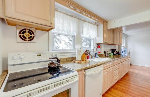 Surf City Apartment | Walk to Bay and Ocean Pet-Friendly Surf City Apt