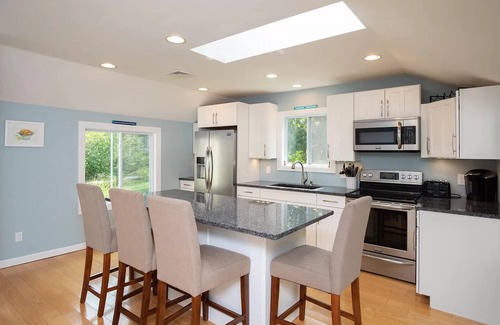 North Eastham House | Pet-Friendly Home Steps from Bay Side Beaches – Rated 9.8