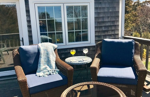 Brewster House | Beachside Retreat: 3 Bedrooms with Pool and Bay Views