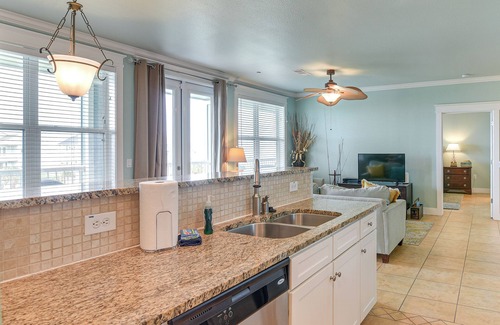 Galveston Condo | Walk to Beach: Condo w/Bay View in Galveston