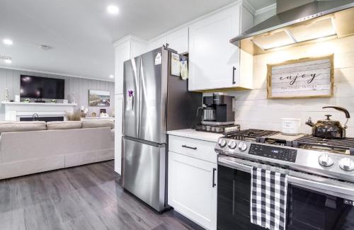 South Dennis House | Inviting Dennis Cottage - Steps from the Beach & Pet Friendly