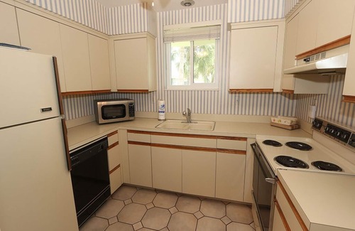 Saint Armands Key Condo | Oceanfront Kingston Arms 11-B Condo with Pool & Breakfast