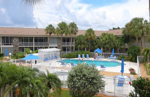 Saint Armands Key Condo | Oceanfront Kingston Arms 11-B Condo with Pool & Breakfast