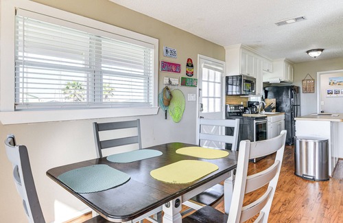 Galveston House | Walk to Beach: Galveston Home w/Patio & Balcony!