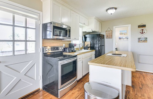 Galveston House | Walk to Beach: Galveston Home w/Patio & Balcony!