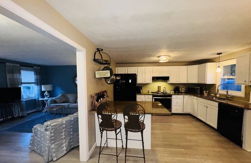 Newport East House | Beachside Escape: Book Ellery House, Sleeps 8 & Pet Friendly