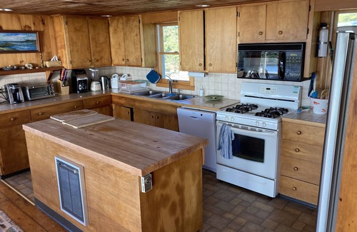 Chilmark House | Beachside Retreat with Kayaking & Scenic Ocean Views