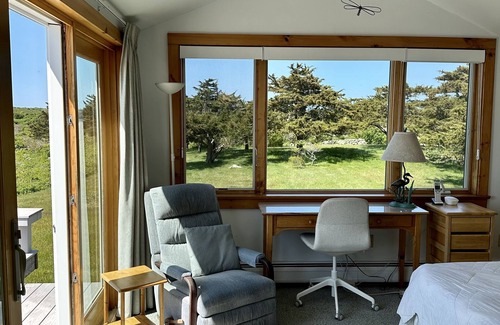 Chilmark House | Beachside Retreat with Kayaking & Scenic Ocean Views