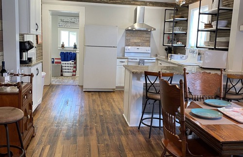 Gulfport Cottage | Walk to Beach & Pier from Historic Pet-Friendly Cottage