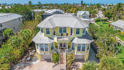 Captiva House | Relax at Coco Mango by AvantStay: Private Pool & Hot Tub
