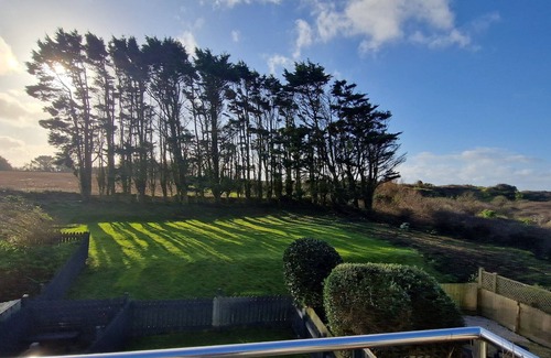 Marazion House | Walk to Beach - Sea View - Free Parking -Free WiFi