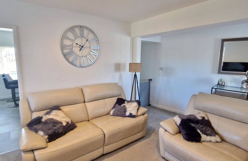 Marazion House | Walk to Beach - Sea View - Free Parking -Free WiFi