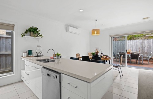 Torquay House | Salty Sage - Stylish Walk to Beach & Shops with Ocean View