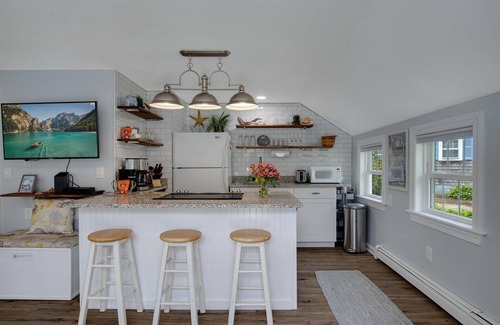 Hyannis Apartment | Cozy 2BR Cottage Near Beaches and Harbor in Captain Gosnold