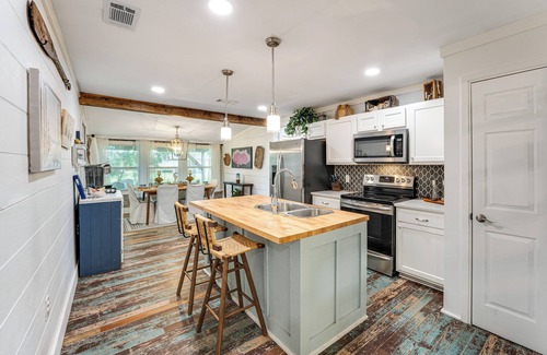 Long Mott House | Modern Seadrift Home - Walk to Boat Ramp & Pet Friendly!