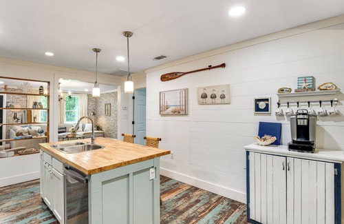 Long Mott House | Modern Seadrift Home - Walk to Boat Ramp & Pet Friendly!