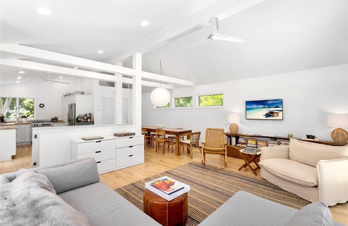 Mattituck Cottage | Discover Breakwater Beach: Family-Friendly & Pet Welcoming