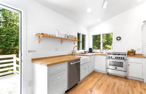 Mattituck Cottage | Discover Breakwater Beach: Family-Friendly & Pet Welcoming