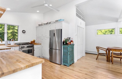 Mattituck Cottage | Discover Breakwater Beach: Family-Friendly & Pet Welcoming