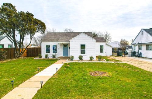 Central Arlington House | Walk to Cowboys Games Arlington Home with Pool!