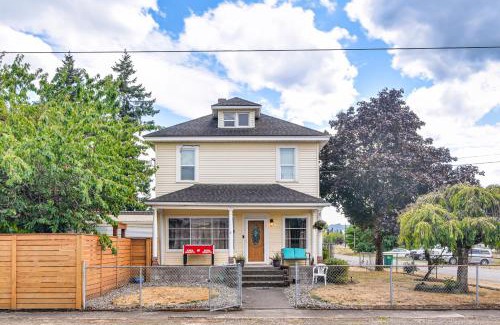 Scappoose House | Charming Scappoose Retreat with Spa and Hot Tub Access