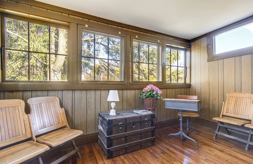 White Haven House | Charming Victorian Home w/ Porch near Hickory Run Park