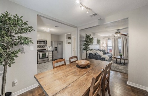 Fort Worth Cultural District House | Convenient King Bed Stay Near Dickies Arena & More