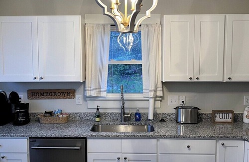 Kings Mountain House | Convenient Mid-Cent Retreat: Walk to Dining, Shops & Coffee