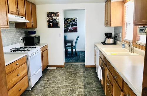 La Salle House | Ideal Retreat: Walk to Downtown, 10 Min from Starved Rock!