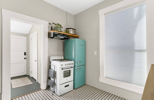 Iron Horse House | Prime Location Near Downtown with Ocean View & Breakfast