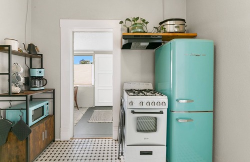 Iron Horse House | Prime Location Near Downtown with Ocean View & Breakfast