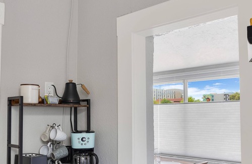 Iron Horse House | Prime Location Near Downtown with Ocean View & Breakfast