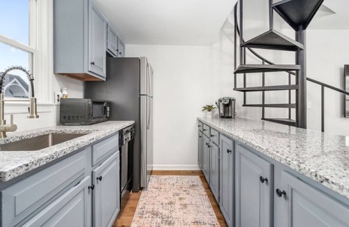 Auburn Apartment | Modern Retreat Steps from Downtown Auburn with Great Amenities