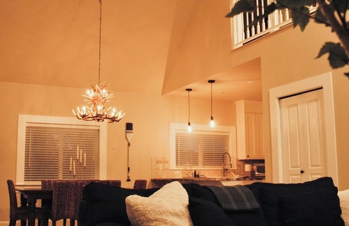 Chelan House | Walk to Downtown Chelan—Spa Pool, Hot Tub, Movie Room & More