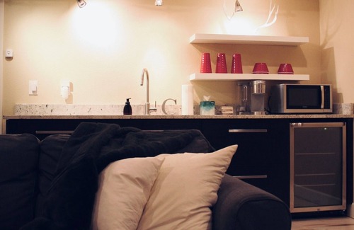Chelan House | Walk to Downtown Chelan—Spa Pool, Hot Tub, Movie Room & More