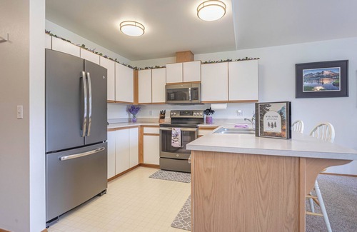 Downtown Leavenworth Condo | Walk to Downtown, Festivities, Food, Coaster, More! Free Parking and A/C!
