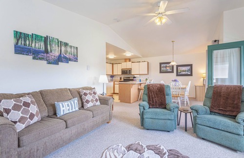 Downtown Leavenworth Condo | Walk to Downtown, Festivities, Food, Coaster, More! Free Parking and A/C!