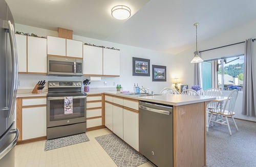 Downtown Leavenworth Condo | Walk to Downtown, Festivities, Food, Coaster, More! Free Parking and A/C!