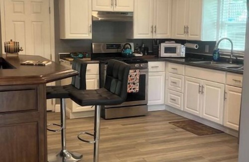 Pleasanton House | Walk to Downtown - Workspace + Pet Friendly