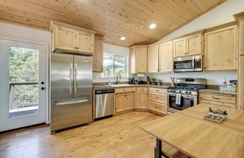 Twain Harte Cottage | Walk to Dtwn: Charming Family Cabin in Twain Harte