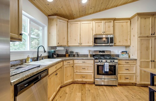 Twain Harte Cottage | Walk to Dtwn: Charming Family Cabin in Twain Harte